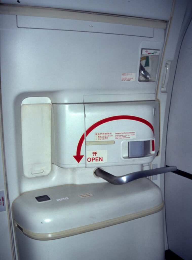 Peur de mourir en avion - Comment ouvrir les portes en vol