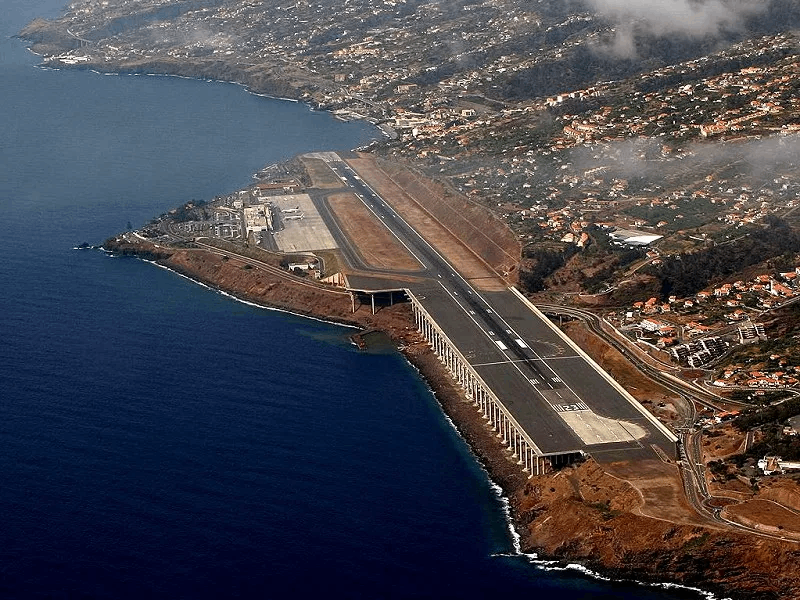 Découvrez pourquoi l'atterrissage à Funchal est l'un des plus périlleux d'Europe. Entre turbulences et défis de sécurité aérienne, explorez cet aéroport hors-norme.